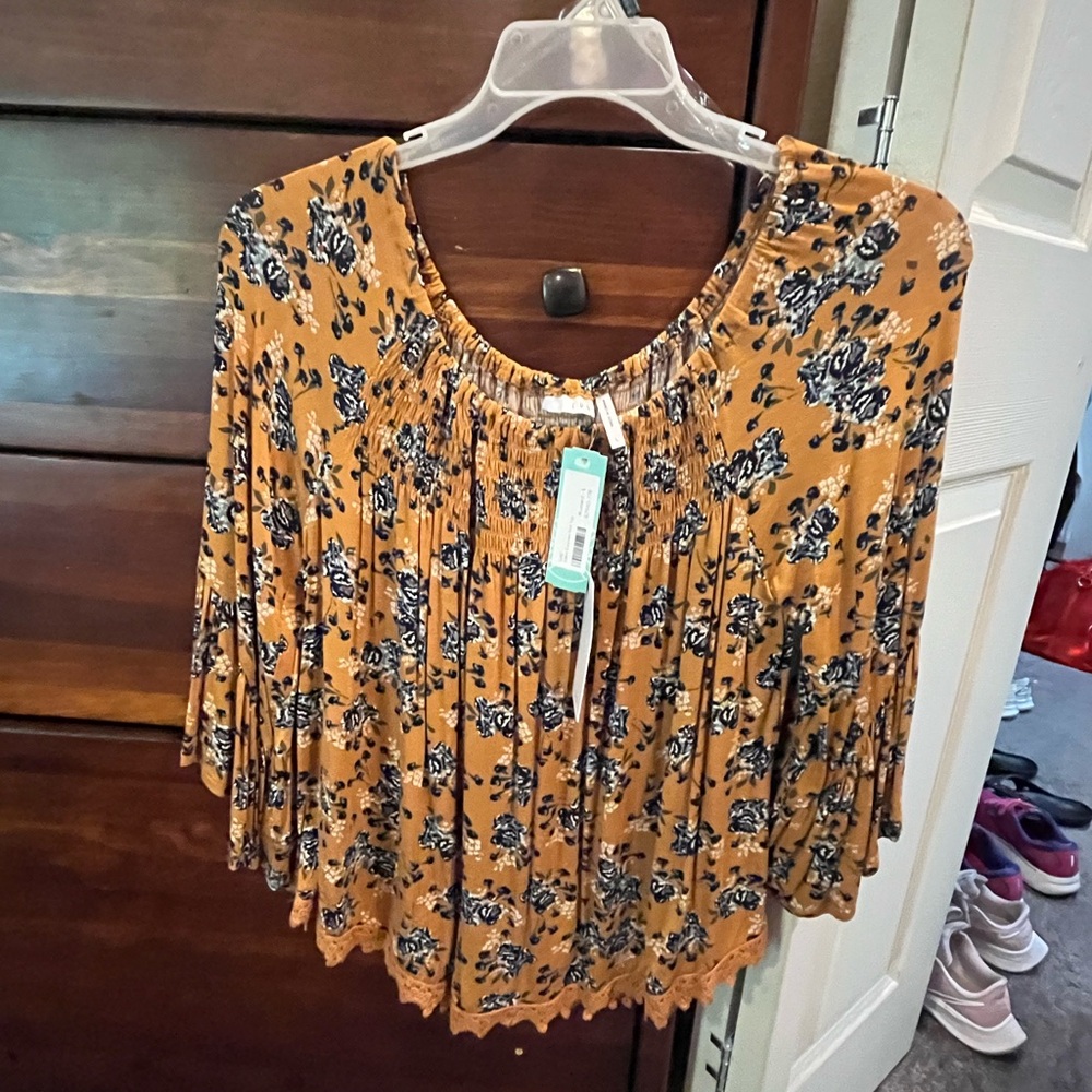 Julliet
Crochet
Detail
Smocked
Knit Top
L | Mustard